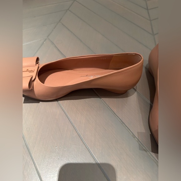 Salvatore Ferragamo Nude/Tan Leather Pointed-Toe Bow Flats - Picture 9 of 14